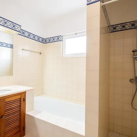 Вилла Casa Miguel - Family-friendly 3-bedroom With Private Pool Карвоейру
